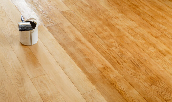 Zabezpieczenie podłogi drewnianej – poznaj sposoby